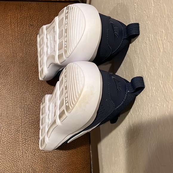 Like New Nike Midnight Navy “Just Do It” Classic White Swoosh Lightweight Runner - Picture 8 of 9